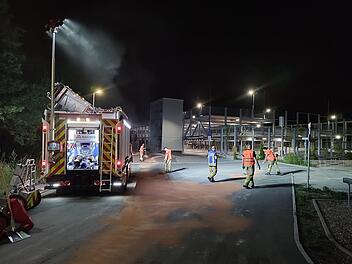 Feuerwehr Bubenreuth berichtet &uuml;ber Einsatz am Parkhaus der Boulderhalle