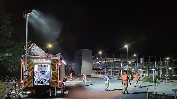 Feuerwehr Bubenreuth berichtet &uuml;ber Einsatz am Parkhaus der Boulderhalle