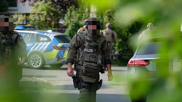 SEK-Einsatz in Erlangen: Mann schießt auf jungen Vater - politisches Motiv?