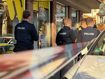 Überfall auf Bankfiliale: Größerer Polizeieinsatz in der Innenstadt