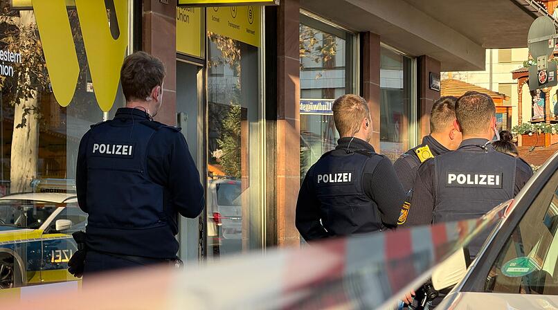 Überfall auf Bankfiliale: Größerer Polizeieinsatz in der Innenstadt