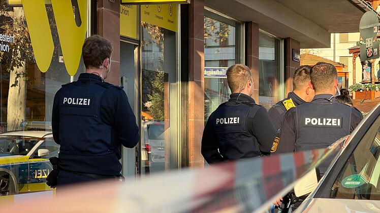 Überfall auf Bankfiliale: Größerer Polizeieinsatz in der Innenstadt