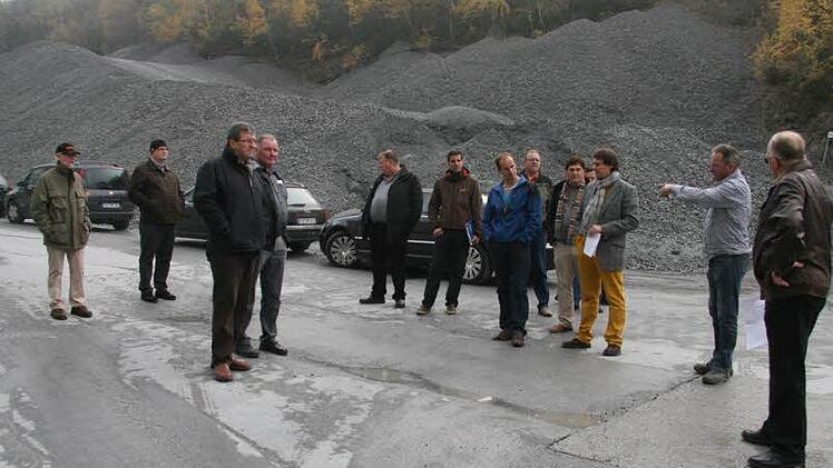 Kommt da Wasser von den Steinen oder aus dem Berg, erörterten die Stadtsteinacher Stadträte im Steinbruch.