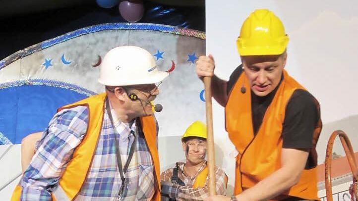 Baustelle Riedenberg: "Bauleiter Günther" alias Norbert Hergenröder stellt den Arbeiter Klaus Schumm wegen dessen Schneckenschiebens zur Rede.Fotos: Johanna Kellermann