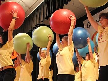 Die Sportgruppe des Vereins "Gemeinsam gegen Krebs" zog mit ihrem Auftritt zu afrikanischen Trommelklängen die Besucher des Gesundheitstages in ihren Bann.