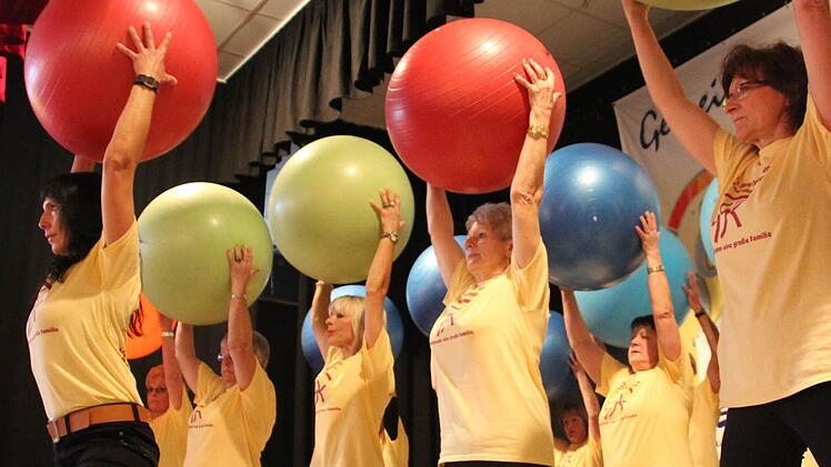 Die Sportgruppe des Vereins "Gemeinsam gegen Krebs" zog mit ihrem Auftritt zu afrikanischen Trommelklängen die Besucher des Gesundheitstages in ihren Bann.