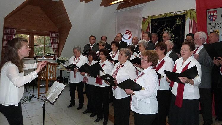 Die gastgebende Chorgemeinschaft Heinersreuth/Ködnitz mit ihrer Dirigentin Lisa Stenglein. Foto: Werner Reißaus