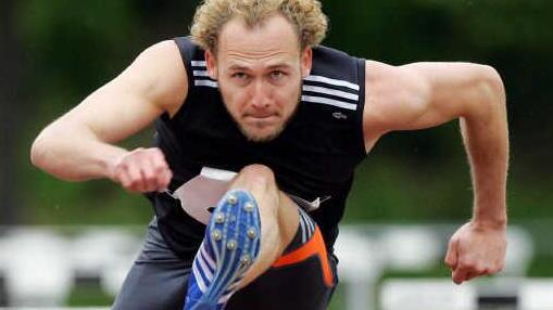Ein Bild aus vergangenen Tagen: Der damals 27-jährige Jan Schindzielorz beim ostbayerischen Leichtathletik-Fest in Schwandorf. Es war einer der letzten Auftritte, bevor er seine Karriere ausklingen ließ.  Foto: Sportfoto Kiefner