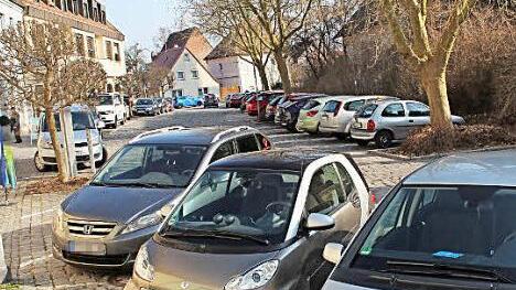 Die Parkplätze "Am Graben" in Höchstadt sind eine der Kurzparkzonen. Maximal zwei Stunden dürfen Autos hier stehen.  Foto: Andreas Dorsch