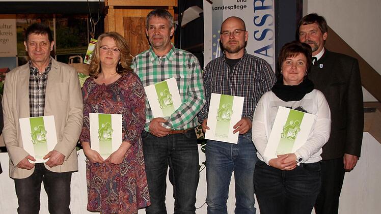 Für die Umgestaltung von Marterl und Bildstöcken erhielten die Obst- und Gartenbauvereine aus Happertshausen, Jesserndorf, Mechenried, Unterschleichach und Holzhausen Geldpräsente.