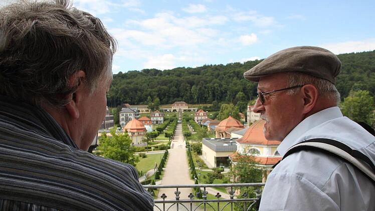 Anton Kiefer erklärt den Besuchern der Führung Hintergründe des Staatsbades Bad Brückenau. Foto: Ulrike Müller