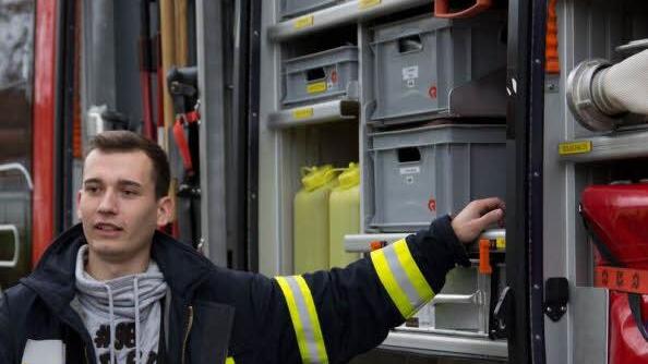 Daniel Hüttinger von der freiwilligen Feuerwehr Ebern zeigt Interessierten das Feuerwehrauto: Foto: Jule Müller