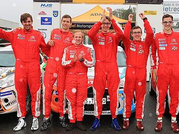 Ein Höhepunkt eines erfolgreichen Jahres für die Brüder Just: Bei der Rallye Stemweder Berg feierten sie Ende Juni einen Doppelsieg. Im Bild von links die Zweitplatzierten Beifahrer Markus Heinze und Florian Just, in der Mitte die Sieger Beifahrer Marc Buhmann und Florian Just, rechts die Drittplatzierten Lucien Müller und Manuel Lauer