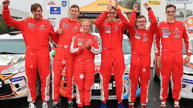 Ein Höhepunkt eines erfolgreichen Jahres für die Brüder Just: Bei der Rallye Stemweder Berg feierten sie Ende Juni einen Doppelsieg. Im Bild von links die Zweitplatzierten Beifahrer Markus Heinze und Florian Just, in der Mitte die Sieger Beifahrer Marc Buhmann und Florian Just, rechts die Drittplatzierten Lucien Müller und Manuel Lauer