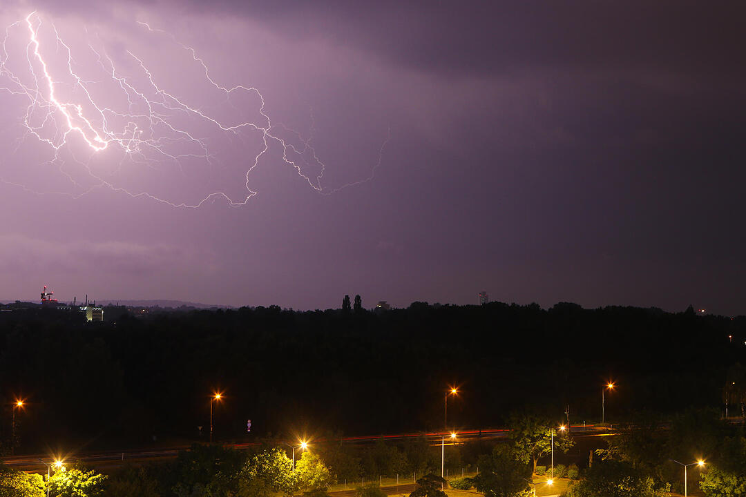 Lichtspektakel am Nürnberger Himmel - Gewitter zieht über Franken