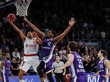 Maodo Lo (l.) lässt sich auf dem Weg zum Korb nicht vom Göttinger Darius Carter stoppen. Foto: Daniel Löb
