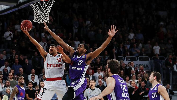 Maodo Lo (l.) lässt sich auf dem Weg zum Korb nicht vom Göttinger Darius Carter stoppen. Foto: Daniel Löb