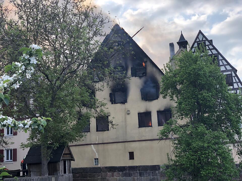 Historische Fachwerkhäuser in Spalt brennen aus - mehrere Verletzte