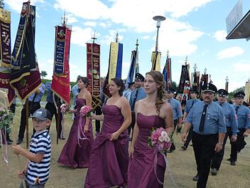 Ein wahres Fahnenmeer stand beim Einzug der Feuerwehren ins Festzelt Spalier. Foto: Thomas Weichert