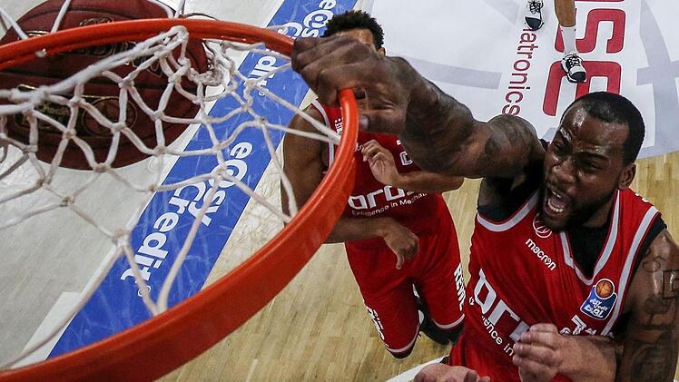 Das Markenzeichen von Cliff Alexander sind krachende Dunkings. Gegen den Centerhünen John Bryant ist seine Physis besonders gefragt. Foto: Daniel Löb