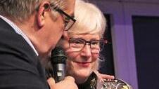 Müller dankte seiner Frau Andrea. Zur Erinnerung gab es ein Mosaik des Stadtwerke Gebäudes, das Müller errichten ließ.