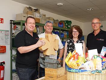 Werkstattleiter Thomas Porkristl (links) und stellvertretender Werkstattleiter Dietmar Schreiner (rechts) überreichen Michael Boos und Michaela Faltus ein Dankgeschenk.Foto: Arkadius Guzy