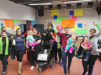 Erstmals beim Höchstadter Faschingszug dabei ist heuer die Gruppe Babywohl und Elternglück, deren Mitglieder sich als Supermamas präsentieren. Hier beim Pressetermin für den Faschingszug werden sie vom Fortuna-Team und von Zweitem Bürgermeister Günter Schulz im Steampunk-Kostüm (Mitte) verstärkt.  Fotos: Andreas Dorsch