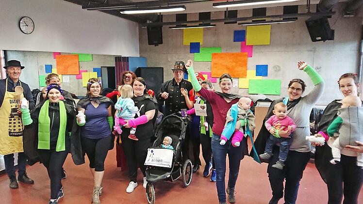 Erstmals beim Höchstadter Faschingszug dabei ist heuer die Gruppe Babywohl und Elternglück, deren Mitglieder sich als Supermamas präsentieren. Hier beim Pressetermin für den Faschingszug werden sie vom Fortuna-Team und von Zweitem Bürgermeister Günter Schulz im Steampunk-Kostüm (Mitte) verstärkt.  Fotos: Andreas Dorsch