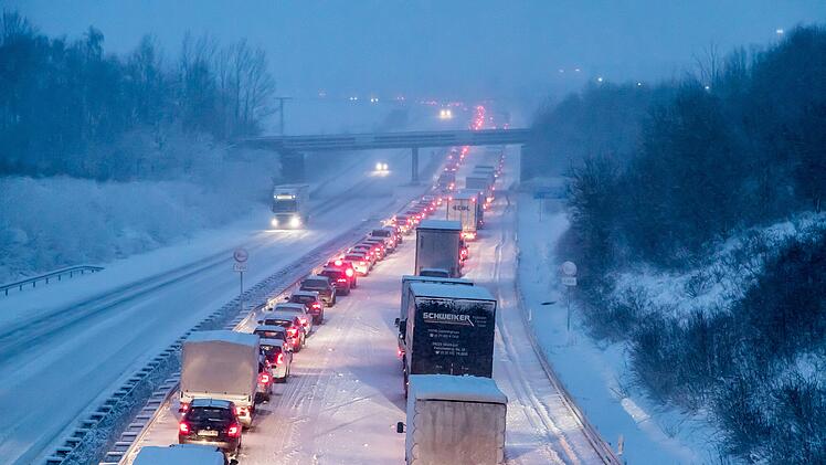 Verkehrschaos wegen Schnee auf A9: 400.000 Euro Schaden und ein Verletzter