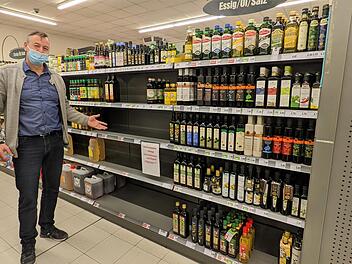 Klaus Rüttger steht vor dem leeren Regal. in seinem E-Center in Bad Kissingen. Das Olivenöl ist noch da, Sonnenblumenöl und Rapsöl sind hingegen besonders beliebt.