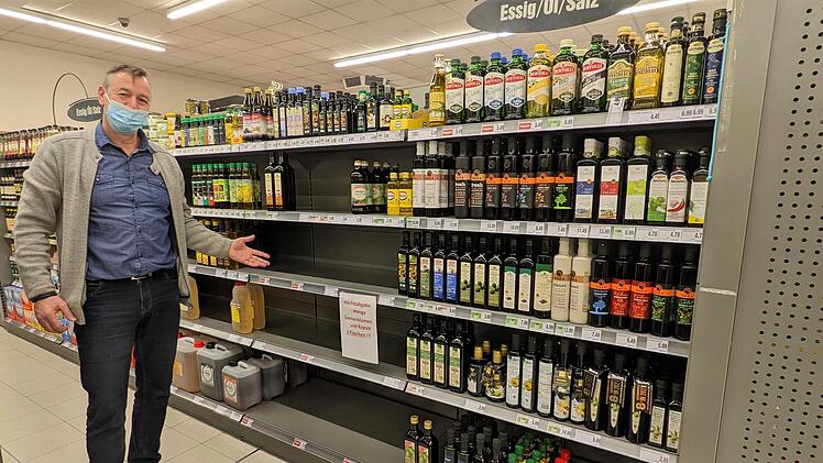 Klaus Rüttger steht vor dem leeren Regal. in seinem E-Center in Bad Kissingen. Das Olivenöl ist noch da, Sonnenblumenöl und Rapsöl sind hingegen besonders beliebt.
