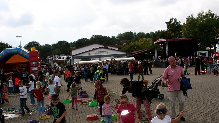 Buntes Treiben herrschte  am Platz vor der Rh&ouml;nfesthalle. Foto: Berthold Kleinhenz