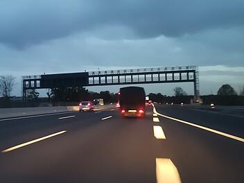 Autobahn nachts, Dunkelheit, Dämmerung, Sperrung, Umleitung, Bauarbeiten, Baustelle
