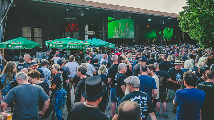Pyraser Landbrauerei veranstaltet Mega-Darts-Event mit Stars