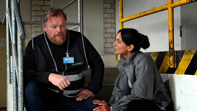 Mavi Neumann (Aybi Era) befragt ihren Stiefvater Henri Menke (Bernd H&ouml;lscher), der in der N&auml;he des Tatortes Dienst hatte.