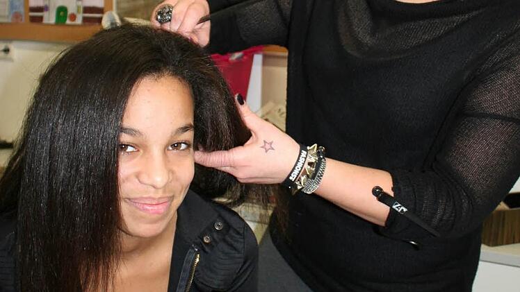 Alles fürs Bewerbungsfoto: Diana Botic glättet die Haare von Luna Monteiro-Bailey.