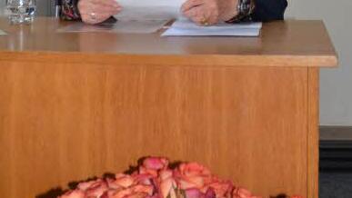 Die 91-jährige Anna Beate Förtsch blickte in ihrer in Reimen vorgetragenen Reminiszenz nachdenklich und frohstimmend auf Ereignisse und Veränderungen in 35 Jahren VHS Vormittagskreis.