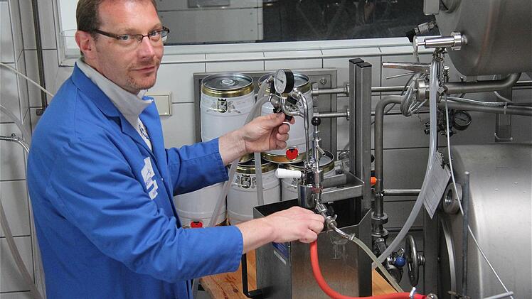 Braumeister Thorsten Ingendoh füllt die Festbier-Charge in der hauseigenen Versuchsbrauerei ab.