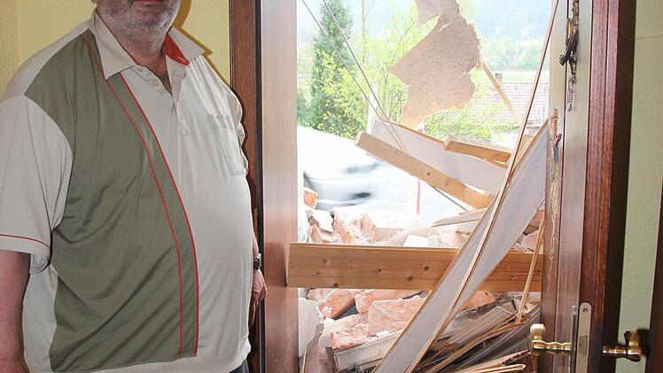 Heinrich Popp findet dort, wo bis in der Nacht um 2 Uhr sein Windfang mit Balkon darüber stand, nur noch einen Schutthaufen. Fotos: Corinna Igler