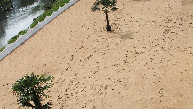 Bis auf ein paar Spuren noch unberührt: Der Stadtstrand. Fotos: Thomas Mäuser