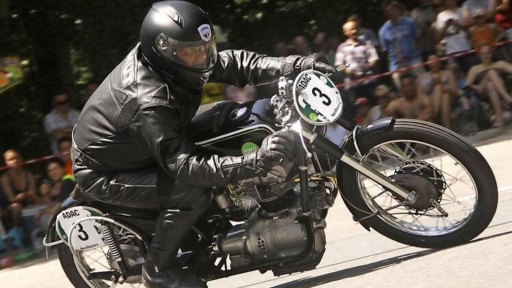 Motorradpilot Helmut Schöne aus Grimma gelang mit zwei identischen Läufen der Gesamtsieg bei der Bergprüfung in Scheßlitz. Foto: photohelzi