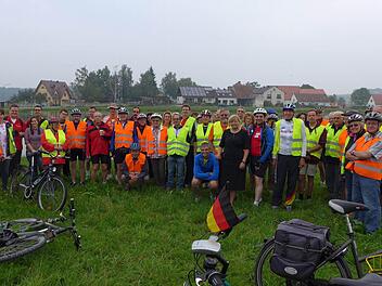 Die erste Rast machten die Benefizradler am Ortsrand von Gottesgab. Foto: privat