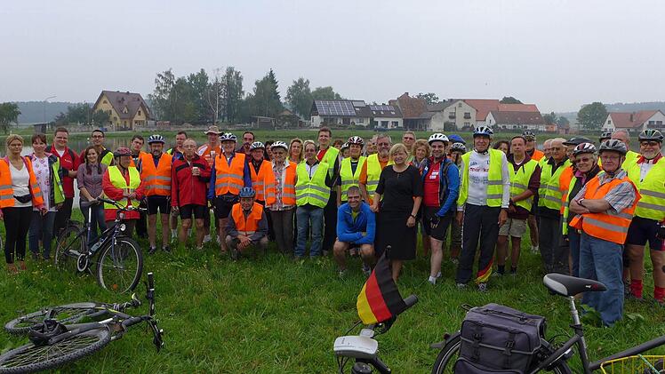 Die erste Rast machten die Benefizradler am Ortsrand von Gottesgab. Foto: privat