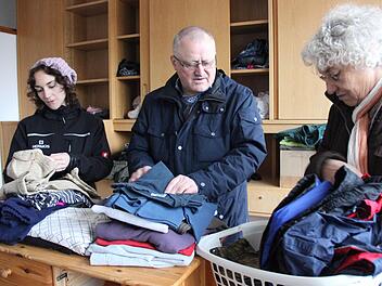 Susan Müller, Günther Schölzky und Gisela Sesselmann sortieren schon mal die ersten Kleiderspenden. Foto: Katharina Müller-Sanke