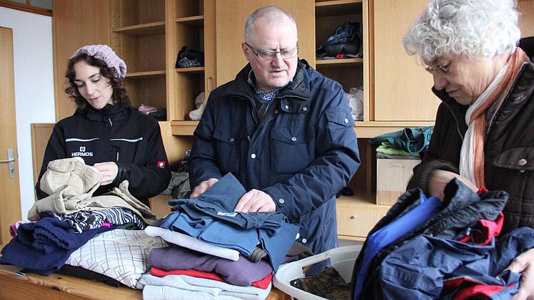 Susan Müller, Günther Schölzky und Gisela Sesselmann sortieren schon mal die ersten Kleiderspenden. Foto: Katharina Müller-Sanke