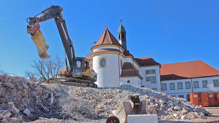 Nur noch ein Berg Bauschutt ist vom ehemaligen Verwaltungsbau der Gremsdorfer Behinderteneinrichtung übrig. Foto: Andreas Dorsch