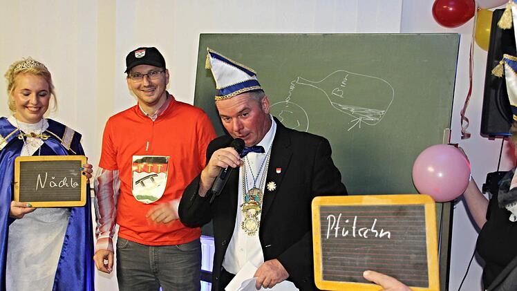 "Nächla" und "Pfützchen", waren Bezeichnungen der "Gemeinderatsschüler" für das Bildnis von Bürgermeister Wolfram Thein an der Tafel. Das Foto zeigt von links: Prinzessin "Desiree I", Bürgermeister Wolfram Thein und den "Fränkischen Sachsen" Ralf Hofmann als Moderator. Foto: Helmut Will