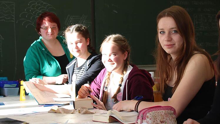Carla, Rosalie und Lisa-Marie basteln unter Anleitung von Annika Herzog (links) mit Materialien aus dem Müll. Foto: Ralf Ruppert