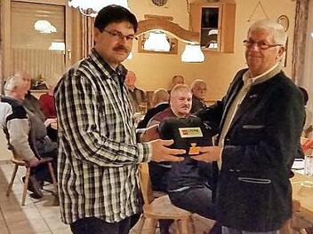 Stefan Dietsch (l.) übergab den Defibrillator an Zweiten Bürgermeister Erwin Teufel. Foto: privat
