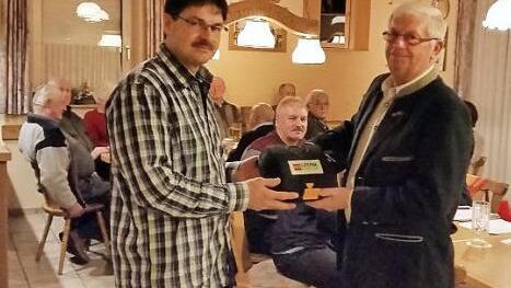 Stefan Dietsch (l.) übergab den Defibrillator an Zweiten Bürgermeister Erwin Teufel. Foto: privat